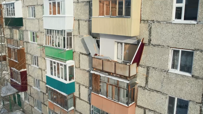 В Сургуте из-за хлопка в квартире выбило окно и балкон