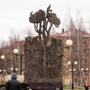 В Нефтеюганске установили памятник погибшим в ДТП юным спортсменам