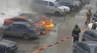 В Сургуте во дворе жилого дома сгорела машина
