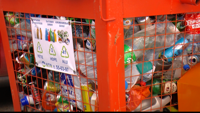 Сургутяне пожаловались на переполненные мусорные контейнеры для пластика