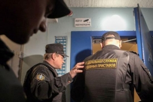 В России судебным приставам могут разрешить взламывать двери квартир