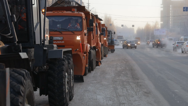В Сургуте подрядчики пожаловались на нехватку рабочих рук и мешающий автотранспорт во время уборки снега на дорогах города