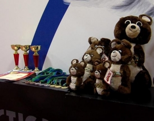 В Центре адаптивного спорта Югры поборолись за призы от Деда Мороза