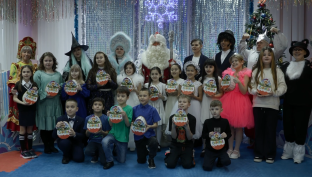 Юные жители Сургута и района побывали в резиденции Деда Мороза
