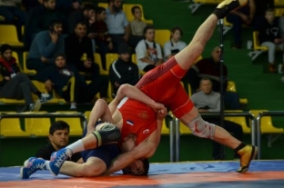 В Нефтеюганске проходит XVI Международный турнир по вольной борьбе