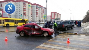 Отбросило на пешеходный переход. В ДТП в Сургуте пострадали два человека