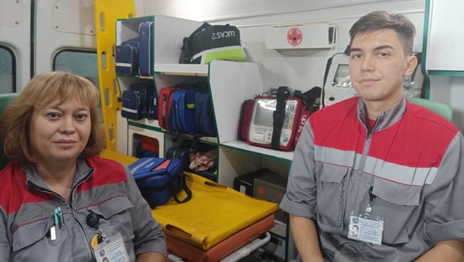 В Сургуте бригада скорой помощи спасла жизнь мужчине, которого ужалила оса