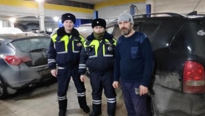 В Югре экипаж ДПС спас замерзающую на трассе семью