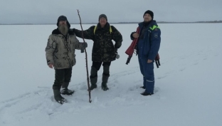 В Сургутском районе двое рыбаков провалились под лед