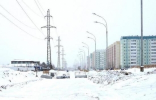 Югорские чиновники спасают затопленную улицу