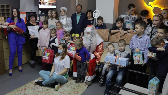 В Сургуте депутаты исполнили новогодние мечты эвакуированных с территории Донбасса детей