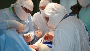 В Сургуте онкологи удалили у пациентки редкую опухоль