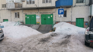 Жители Лянтора пожаловались в прокуратуру на неубранный снег
