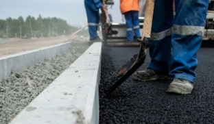 При строительстве одной из дорог в Сургуте у подрядчиков возникли проблемы