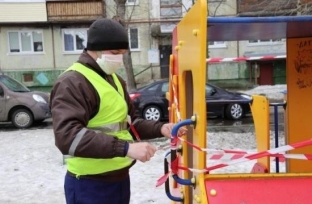 Вопреки режиму. Сургутянин по ночам разрезал ленты, ограждающие одну из детских площадок города