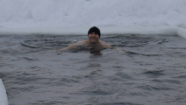 Сургутские «моржи» провели часовой марафон по плаванию в ледяной воде