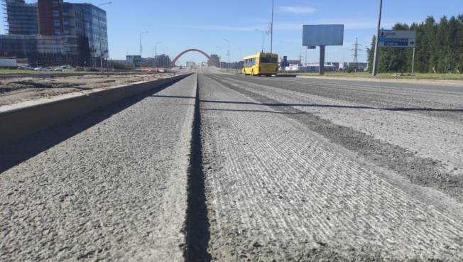 В Сургуте ремонтируют одну из самых длинных улиц города