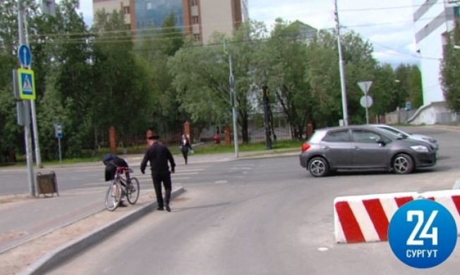 В Сургуте автоледи сбила подростка-велосипедиста прямо на глазах начальника ГИБДД