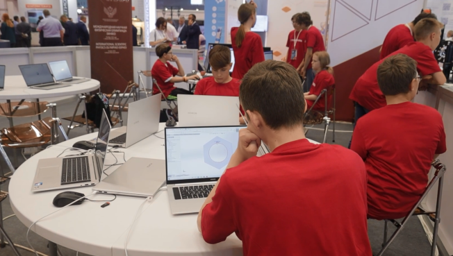 Толчок для молодежи. На Международном IT-форуме в Ханты-Мансийске открыли профориентационную площадку