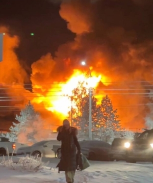В Сургуте горит гаражный кооператив на Быстринской