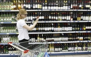 В России могут сократить число торговых точек со спиртным и сигаретами
