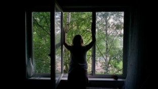 В Нижневартовске школьница выпала из окна 18-го этажа жилого дома