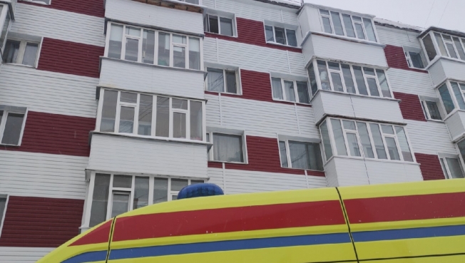 В Сургуте 12-летняя девочка выпала из окна пятиэтажки