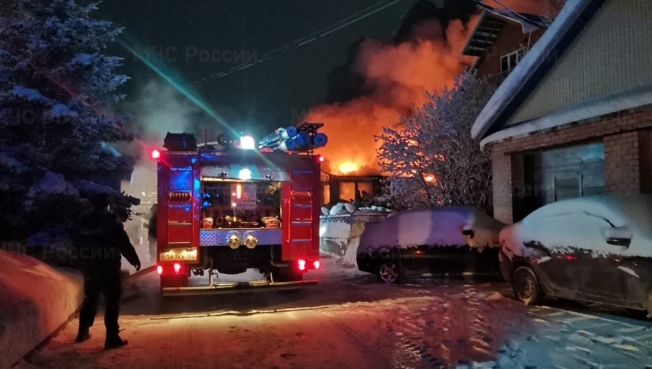 Пожарные больше полутора часов боролись с возгоранием на ферме в Сургутском районе