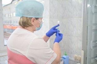 Медики Югры установили рекорд по числу прививок от коронавируса за день