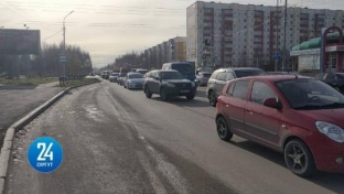 В Сургуте водитель с признаками опьянения спровоцировал ДТП, в котором пострадал человек. Из-за аварии движение по одной из улиц города затруднено