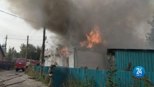 В Сургуте вспыхнул дачный дом. Огонь едва не перекинулся на соседние строения