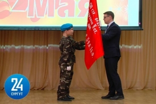 Вклад в патриотическое воспитание. Компания «Газпром трансгаз Суругут» отправила в городские школы копии Знамени Победы