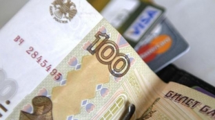 Центробанк начал использовать новое покрытие на купюрах номиналом 100 рублей