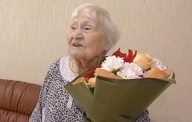 Столетнюю жительницу Сургута поздравили с Днем пожилого человека