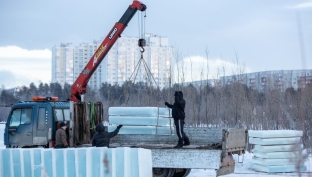 В Сургуте заготавливают лед для строительства зимних городков