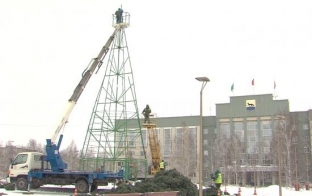 На площади Советов в Сургуте устанавливают новогоднюю елку