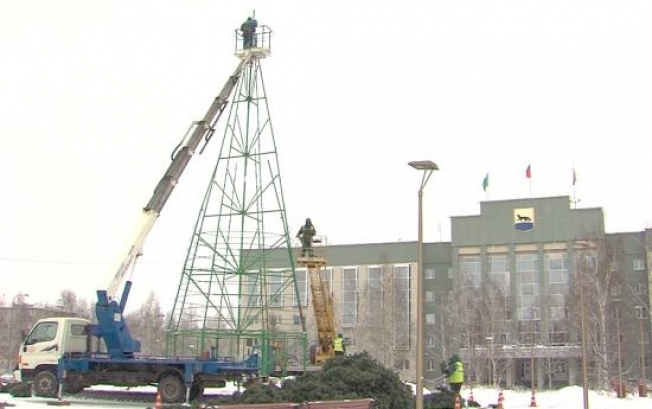 На площади Советов в Сургуте устанавливают новогоднюю елку