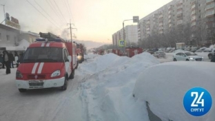 Из-за пожара в гаражном кооперативе Сургута перекрыли движение на одной из улиц