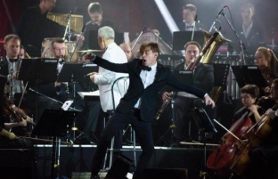 Симфонический оркестр Сургутской филармонии выступил в Тюмени и Челябинске с группой «Би-2»