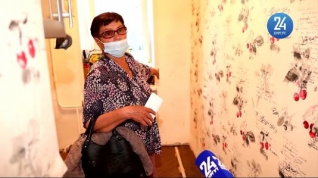 В Сургуте квартиру пенсионерки затопило по колено из-за старых труб