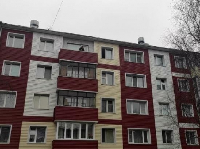 В Сургуте из окна пятиэтажки выпала женщина