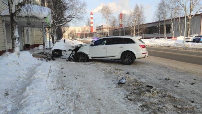 В Сургуте автомобиль протаранил офис страховой компании