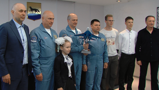 Восьмилетняя сургутянка подарила пилотам «Русских витязей» мини-копию истребителя