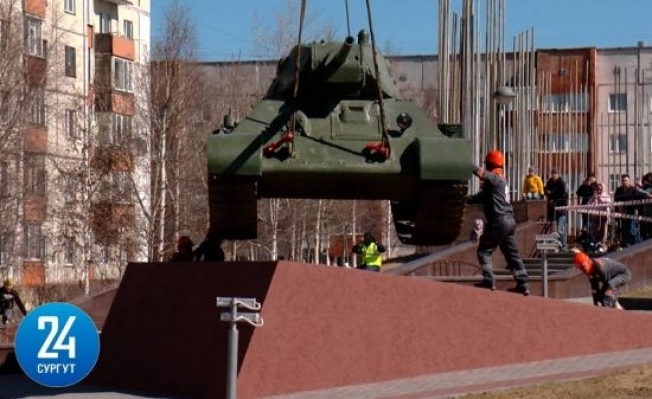 Один из трех в стране. В Сургуте у Мемориала Славы установили уникальный танк Т-34