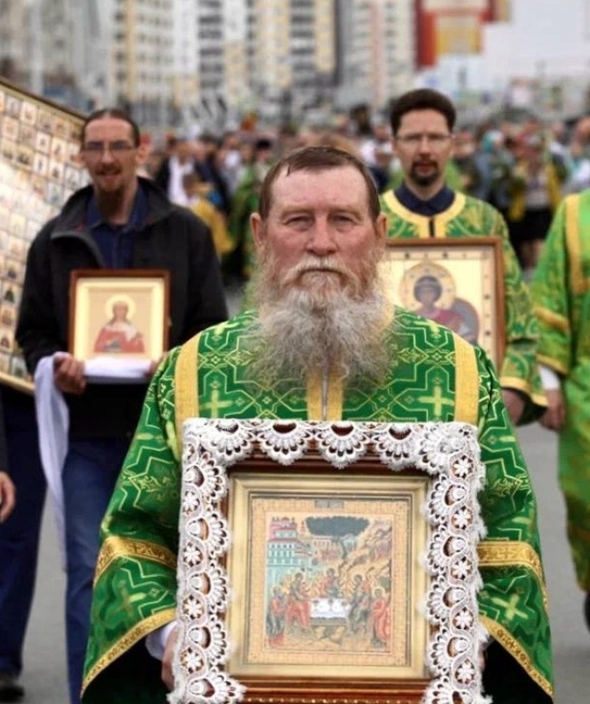 Православные сургутяне отметили праздник Святой Троицы крестным ходом