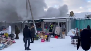 В Нефтеюганске пожар уничтожил несколько павильонов на городском рынке