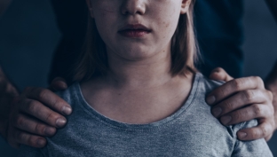Югорчанина осудили на 16 лет за изнасилование малолетней падчерицы
