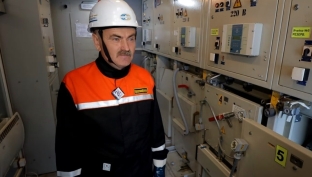 Электромонтер Андрей Роговский 34 года находится на передовой бурения