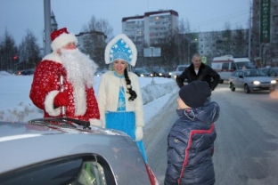 Сотрудники ГАИ Сургута поздравили водителей города с Новым годом