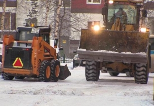 Вывоз снега в Сургуте идет по установленному регламенту // ВИДЕО